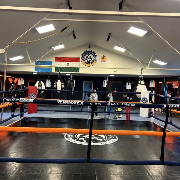 A klub versenyringje és boxzsákjai a teremben