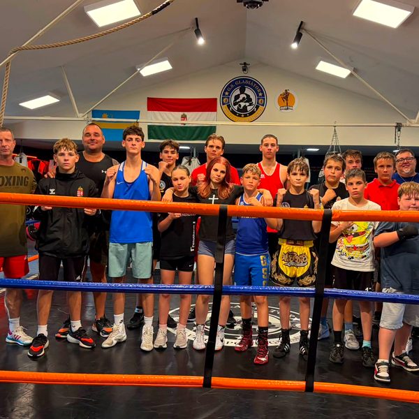 A 7–13 évesek csapata a klub ringjében