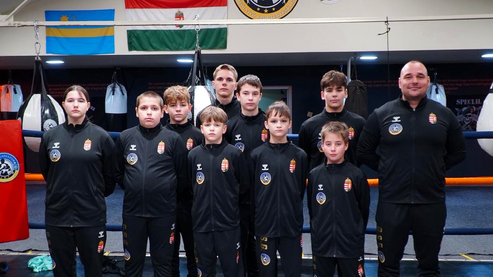 Az egyesület versenyzői csapata a klub címerén