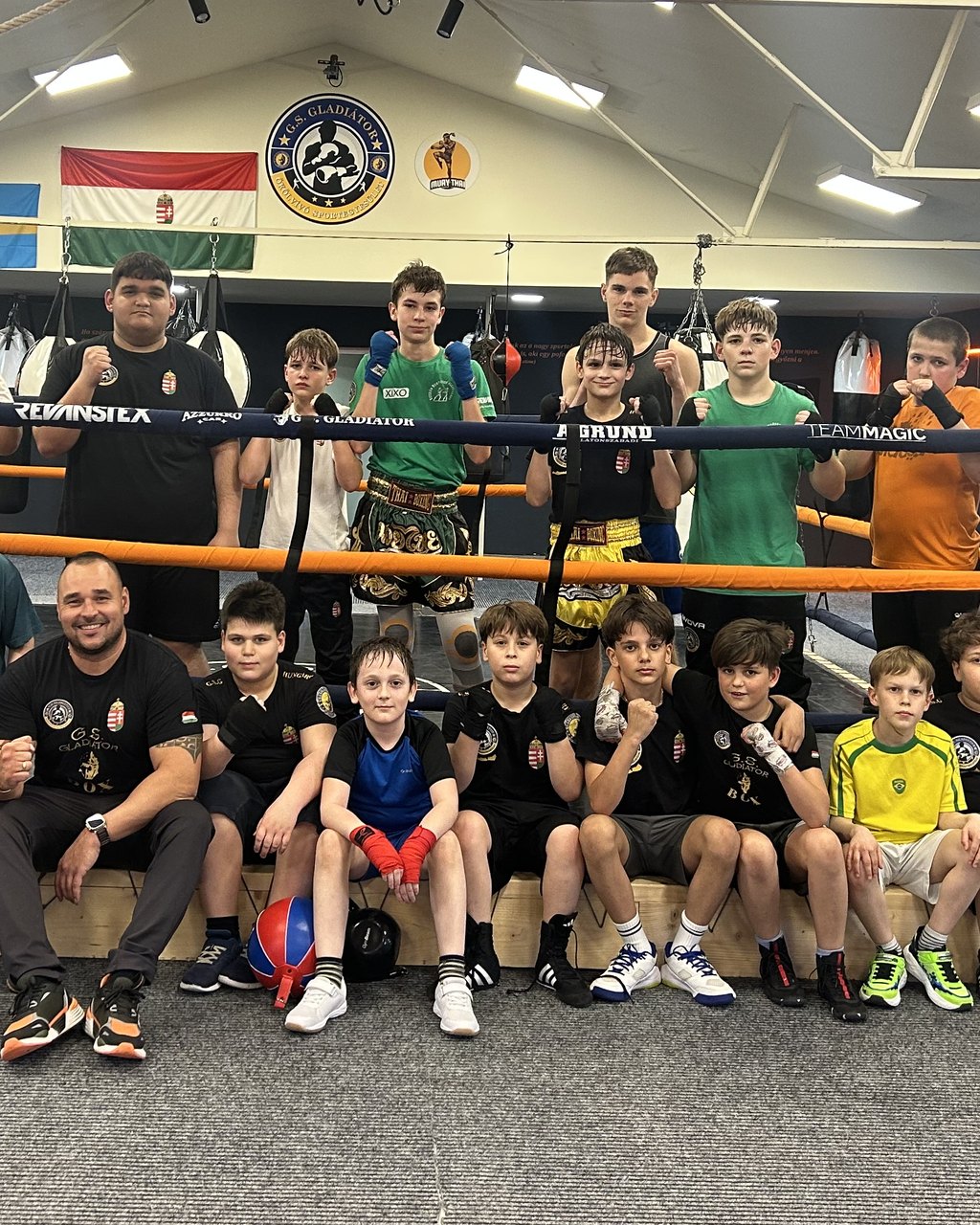 A 7–13 évesek csapata a klub ringjében