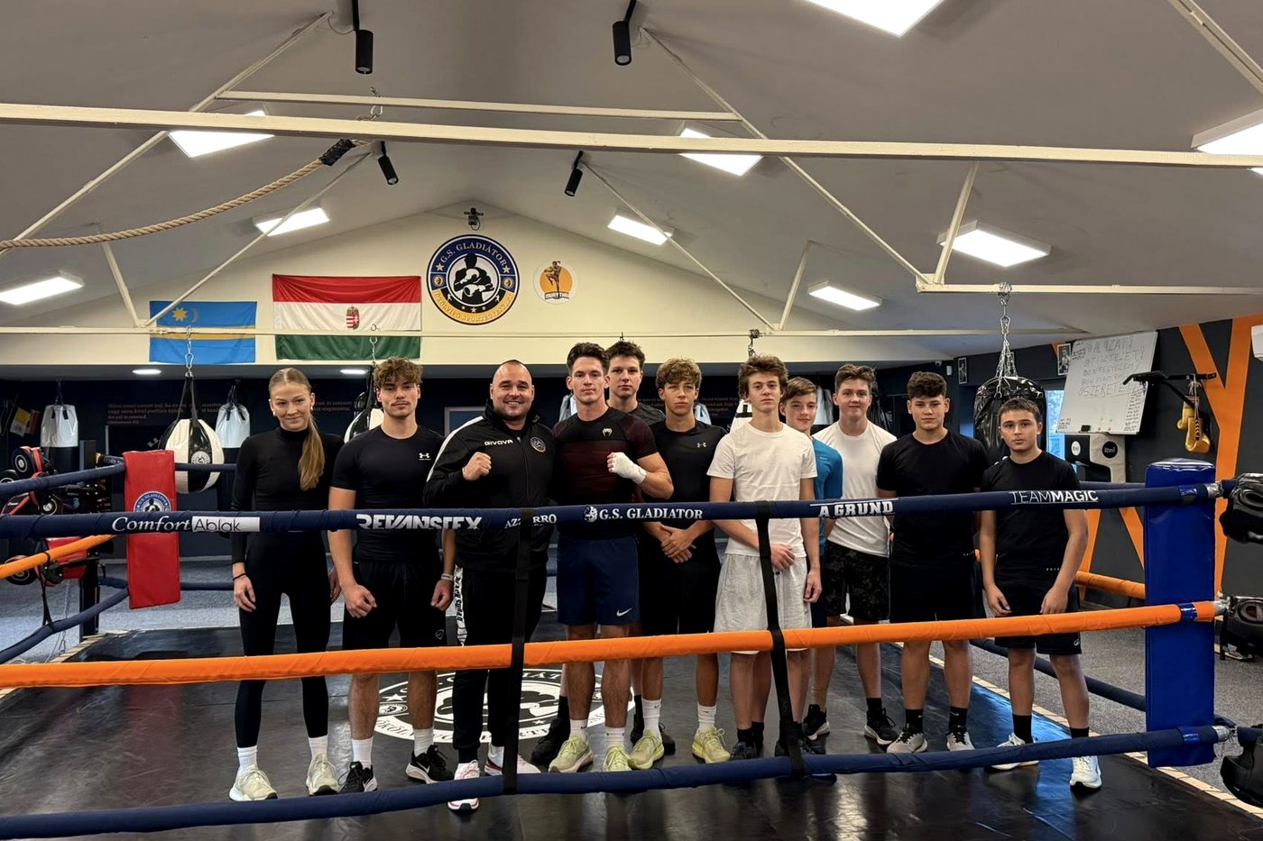 Az ifjúsági csapat a klub ringjében
