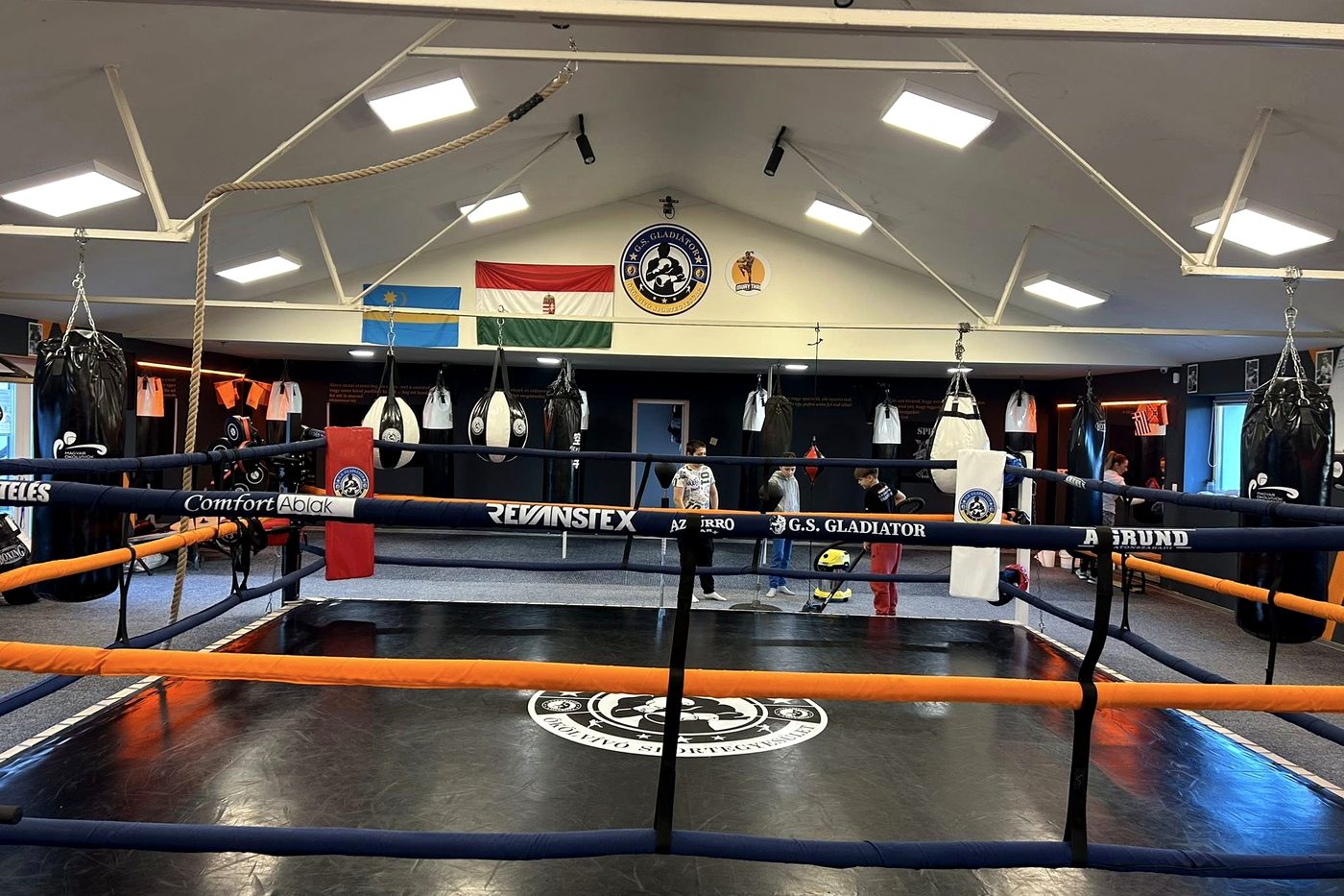 A klub versenyringje és boxzsákjai a balatonszabadi teremben