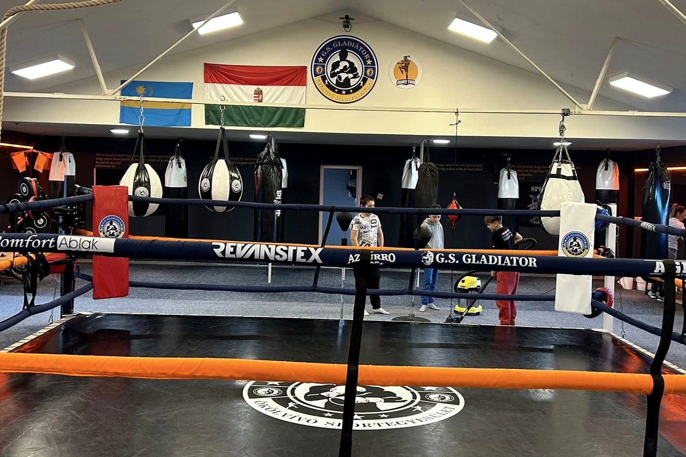 A klub versenyringje közelről, a sarokpárnákkal