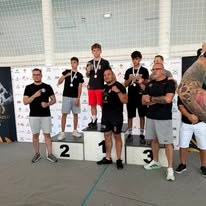 Éremátadás a dobogón, a klub versenyzőjével