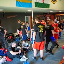 Bemelegítés és készülődés a verseny előtti öltözőben